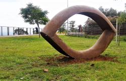 Escultura em formato de elipse vazada, de metal, de autoria de Ricardo Galvão, faz parte do Mirante dos Mangabeiras
