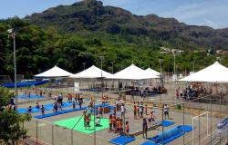 Crianças praticam esportes nas quadras do Parque das Mangabeiras, durante o dia. Foto ilustrativa.