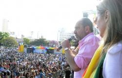 Prefeito Alexandre Kalil fala para cidadãos durante a Parada do Orgulho LGBT em BH: "Em quatro anos faremos a maior Parada do Brasil", disse.