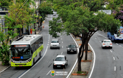 Carros e ônibus trafegam nas pistas da Avenida Antônio Carlos, durante o dia.