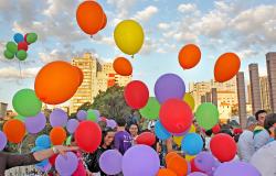 Balões coloridos marcam a parada LGBT.