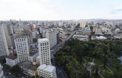 Belo Horizonte vista do alto, com detalhe da avenida Afonso Pena: de um lado e ao fundo, prédios diversos; de outro, o Parque Municipal Américo Renneé Giannetti.