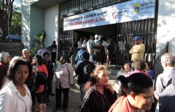 Pessoas entrando no auditório para a Pré-Conferência da Assistência Social na Pampulha durante o dia. 