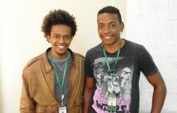 Roberto da Cruz e Amauri Melo da Silva são ex-alunos e agora monitores do projeto de qualificação profissional da Prodabel. 