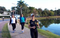 Três mulheres de terceira idade, integrantes do programa Caminhar, andam na orla da Lagoa da Pampulha. 