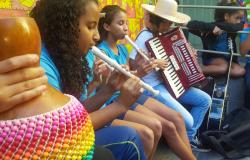 Crianças tocam instrumentos variados como flauta doce e sanfona como parte das atividades do Projeto Lampeião. 