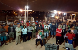 Cerca de cinquenta moradores da Comunidade Dandara em reunião à noite.