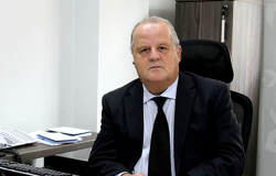 Secretário municipal de Meio Ambiente, Mário Werneck, sentado em frente a teclado de computador. 