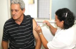 HOmem toma vacina antirábica humana ministrada por agente de saúde. 