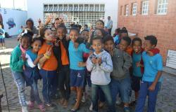 Cerca de dezesseis crianças participantes do estudo e apresentação sobre o funk da Escola Escola Municipal Senador Levindo Coelho, no Aglomerado da Serra