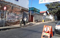 Agentes da BHTRANS monitoram primeiro dia de alteração na Rua Faisão, no bairro Flávio Marques Lisboa.