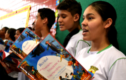 Cerca de seis alunos da Rede Municipal de Ensino Fazem recital com livro na mão.