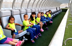 Cerca de oito crianças, da Rede Municipal de Educação, de 4 a 5 anos sentadas no banco de reserva do Mineirão.