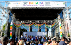Muitos cidadãos de pé vendo os acontecimentos do palco da 20ª Parada LGBT.