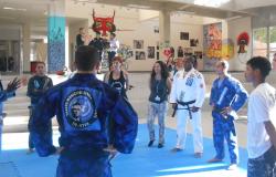 Instrutor de Jiu-Jitsu dá aula para cerca de sete pessoas no Centro de Referência da Juventude.
