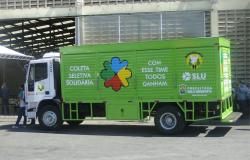 Caminhão de lixo reciclável.