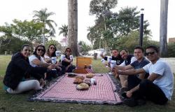 Empresa promove piquenique com oito turistas no gramado na Casa JK, na Pampulha.
