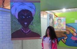Aluna de escola municipal de descendência africana frequenta exposição "Eu tenho orgulho de ser negro sim"