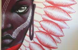 Grafite de índia negra com cocar de penas vermelhas estilizadas.