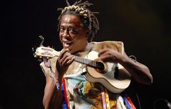 O músico Maurício Tizumba se apresenta tocando cavaquinho