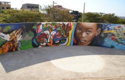 Muro do Centro Cultural Urucuia mais quatro tipos de desenho em um grafite e detalhes como: um lobo, uma criança negra com olhos grandes e expressivos, além de desenhos abstratos.