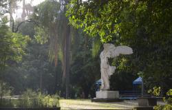 Parque Municipal Américo Renneé Giannetti, com muito verde e estátua de anjo.