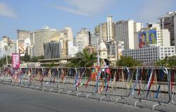 Vista da rua Sapucaí com vários prédios, alguns deles com murais coloridos do Projeto CURA.