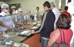 Cidadãos se servem em bandejão de Restaurante Popular.