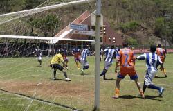 Duas equipes do Módulo A da Copa Centenário de Futebol Amador jogando próximo ao gol