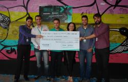 Equipe de Hackathon com diretor e Presidente da Prodabel e o cheque no valor de R$ 1.200,00.