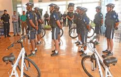 Guardas municipais em 4 fila de 2 com bicicletas 