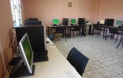 Sala de aula com computadores