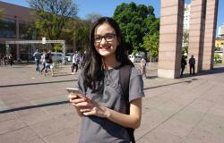 Menina usa celular com wi-fi na Praça da Estação