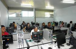 Grupo de jovens recebe curso em computadores
