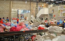 Trabalhadoras separando materiais recicláveis