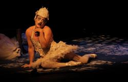 Homem vestido de bailarina em cena de peça teatral, espetáculo "Boa Noite, Cinderela" discute a homofobia e está em cartaz no Teatro Marília. 