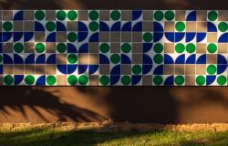 Muro com azulejos da marca Pampulha