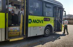 Fiscal da BHTrans confere parte da frente de ônibus Move.