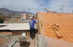 Trabalhador reforma telhado Centro de Saúde Boa Vista