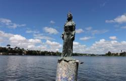 Estátua de Iemanjá, que fica na Lagoa da Pampulha.