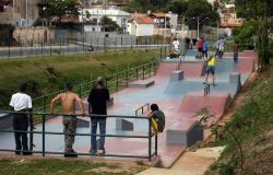 Cerca de catorze crianças e adolescentes praticam skate em pista do parque Parque Nossa Senhora da Piedade, na região Norte de BH. 