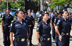 Grupo de mulheres que compõem o grupamento da Guarda Municipal de Belo Horizonte em posição de sentido em espaço aberto durante o dia