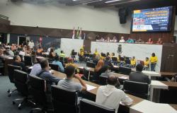 Cidadãos voluntários dos Núcleos de Alerta de Chuvas e Núcleos de Defesa Civil recebendo homenagem pelos serviços prestados à população na Câmara Municipal em setembro.