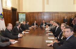 Prefeito de Belo Horizonte, Alexandre Kalil, em mesa com o presidente da Caixa Econômica Federal, Gilberto Occhi, e autoridades municipais.