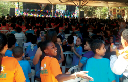 Mais de 50 crianças do Programa Escola Integrada na Regional Venda Nova assistem a comemoração de 10 anos do programa no Parque Lagoa do Nado.