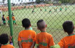 Quatro estudantes de escola municipal observam jogadores no Centro de Treinamento do América. 