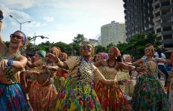 Grupo de mulheres negras dança usando vestimentos afro