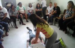 Enfermeira demonstra técnica de massagem cardíaca para os ACS.