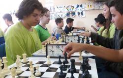 Estudantes jogam xadrez durante a 2ª OlimpiEmdo.