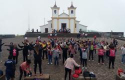 Cerca de 140 alunos da Academia da Cidade fazem aulão de ginástica na Serra da Piedade